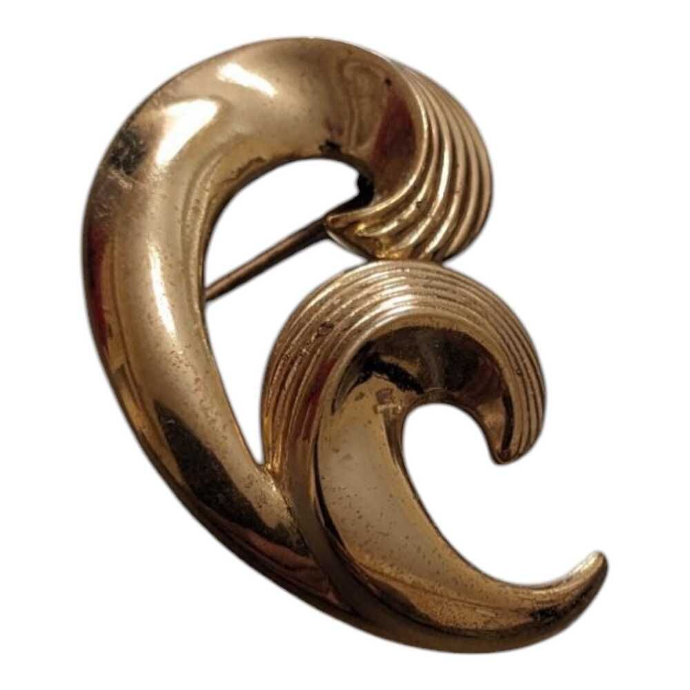 Vintage Crown Trifari Gold Tone Swirl Brooch Wave Pin‎ Signed